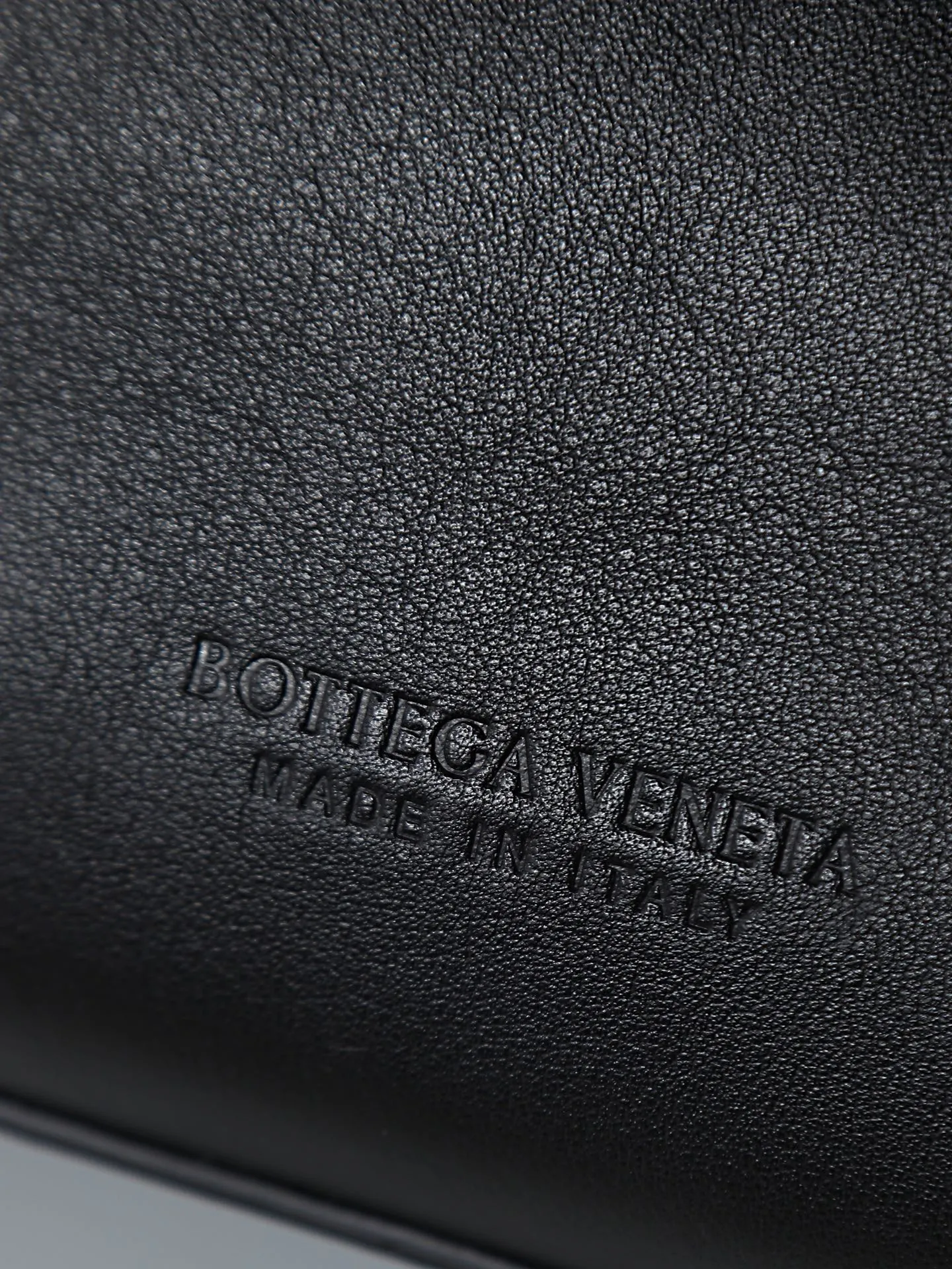 1150. Bottega Veneta's latest Ciao Ciao bag is a two-way flap handbag in silky cowhide, decorated with signature twist details, hidden hook closure, the flap can be fastened to the front, or connected to the INTRECCIATO woven internal pocket, with an adjustable and removable crossbody strap, an internal compartment, and a zippered pocket. The surprise flap has various shapes. Style 1 - Cover the bag surface, exposing the knot and knot decoration. Style 2 - Place the flap inside the bag. A buckle is also designed. Style 3 - The U-shaped position of the top handle in the hand bag. Style No.: 835835 Size: 26*19*10.5cm